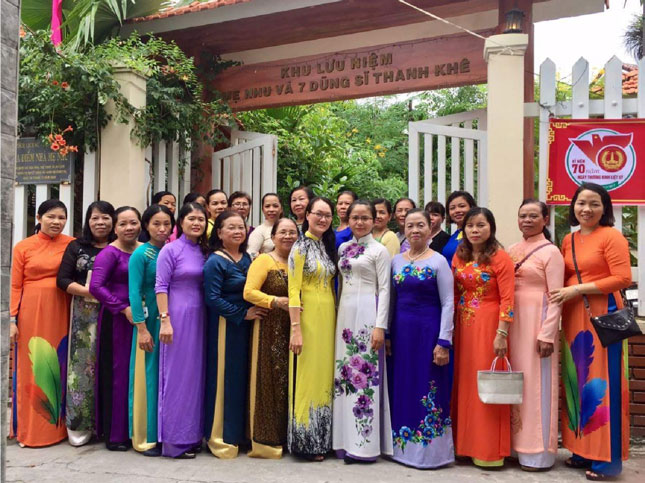 Phụ nữ quận Thanh Khê tham quan khu lưu niệm nhà Mẹ Nhu và 7 dũng sĩ Thanh Khê.