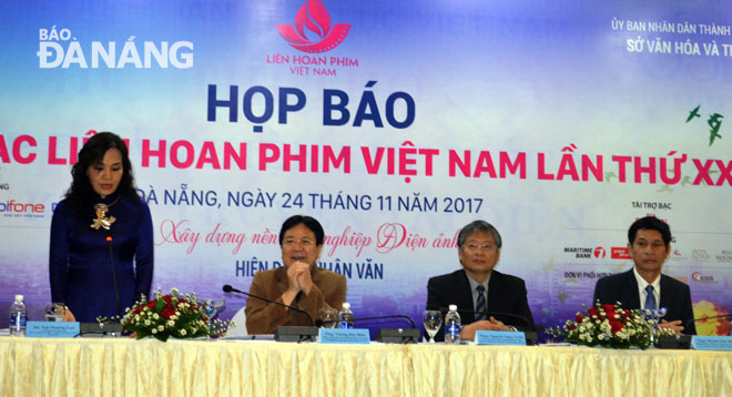 Thứ trưởng Vương Duy Biên (thứ 2 từ trái sáng) cùng lãnh đạo thành phố Đà Nẵng chủ trì họp báo
