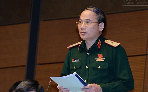 Thiếu tướng Nguyễn Văn Khánh phát biểu trên Hội trường tại Kỳ họp thứ 4, Quốc hội khoá XIV (Ảnh: Quốc hội)