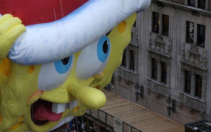 Một trong những điểm nhấn của cuộc diễu hành này, được nhiều các em nhỏ mong đợi, là các quả bóng bay khổng lồ với các hình thù nhân vật được ưa thích thả bay giữa các tòa nhà chọc trời của New York.