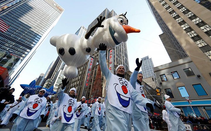 Chú người tuyết khổng lồ Olaf, nhân vật trong bộ phim hoạt hình Frozen nổi tiếng của Disney, lơ lừng trên “dàn” Olaf “nhí” ở bên dưới.