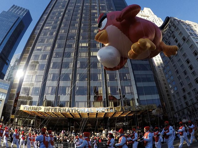 Chú “chim điên” Red trong bộ phim hoạt hình cùng tên lấy cảm hứng từ trò chơi Angry Bird “bay qua” khách sạn quốc tế Trump ở trung tâm New York.