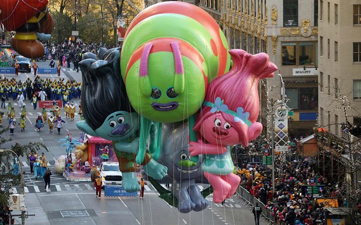 Đám bạn nhí nhố trong phim hoạt hình Trolls của hãng DreamWorks cũng “xuống phố” cùng đoàn diễu hành Lễ Tạ ơn Macy’s năm nay.