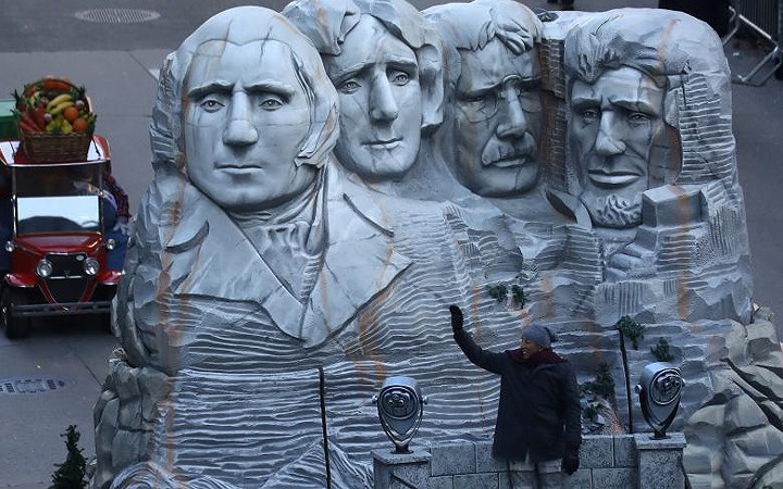Ca sỹ Smokey Robinson tham dự lễ diễu hành, đứng trước mô hình núi Rushmore khắc hình 4 vị Tổng thống Mỹ George Washington, Thomas Jefferson, Abraham Lincoln và Theodore Roosevelt.