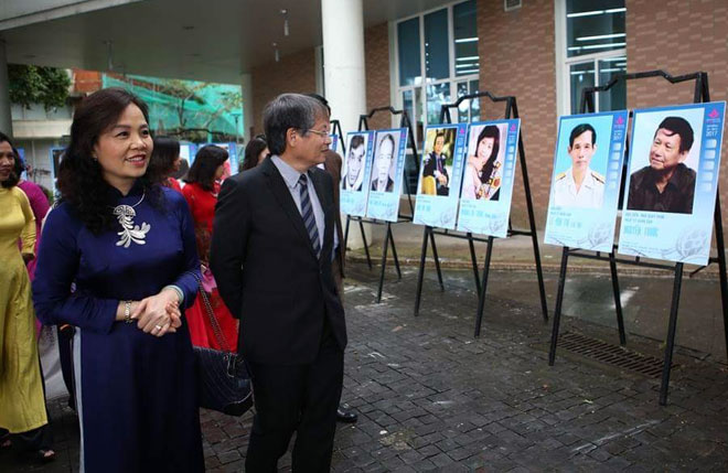 Phó Chủ tịch UBND thành phố Nguyễn Ngọc Tuấn tham quan tại triển lãm ảnh