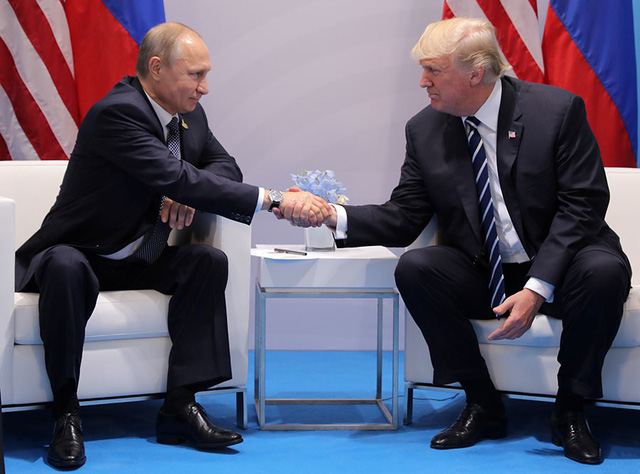 Tổng thống Nga Vladimir Putin (trái) và người đồng cấp Mỹ Donald Trump (Ảnh: Reuters)