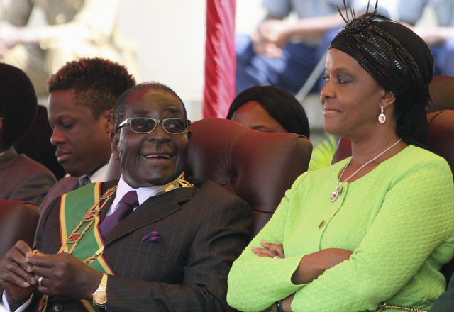 Cựu Tổng thống Robert Mugabe và vợ (Ảnh: Reuters)