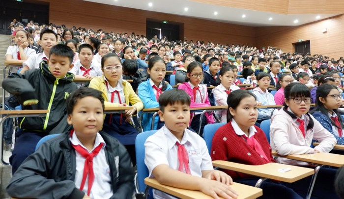 A lot of children and their parents attend the launch ceremony (Source: VNA)