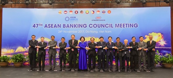 Members of ASEAN Banking Association pose for a photo at the 47th ASEAN Banking Council Meeting in Da Nang (Photo: VNA)