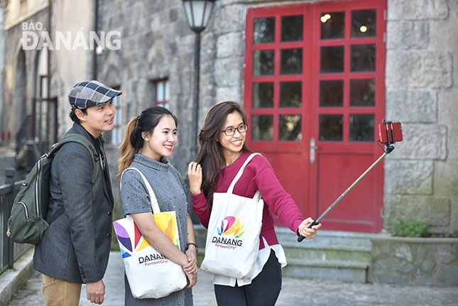 A famous Thai blogger (1st left) enjoying a journey to the Ba Na Hills Resort to develop a short film on the city
