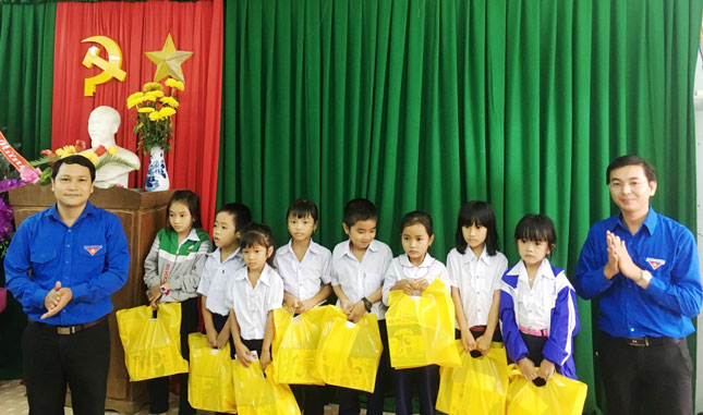  Representatives from the city’s Youth Union presenting scholarships to needy pupils in Phu Cat District