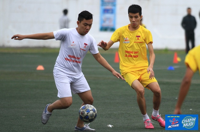 Pha tranh bóng quyết liệt giữa cầu thủ hai đội Trường THPT Nguyễn Thị Minh Khai và THPT Lê Văn Thiêm.
