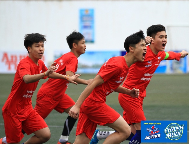 Niềm vui của các cầu thủ Trường THPT Trần Quốc Tuấn khi lần thứ 5 được vào chơi trận chung kết.