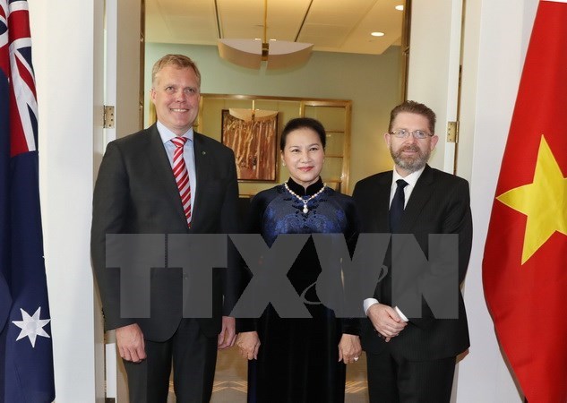 Australia's Senate President Scott Ryan (R) and Speaker of the House of Representatives Tony Smith (L) greet NA Chairwoman Nguyen Thi Kim Ngan (Source: VNA)