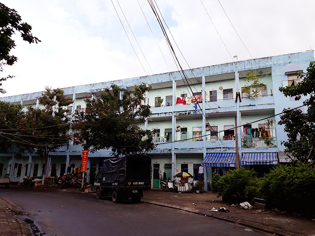 UBND thành phố chỉ đạo sửa chữa, nâng cấp các chung cư đã xuống cấp để bảo đảm sinh hoạt cho người dân ở các khu chung cư. Trong ảnh: Khu chung cư Thuận Phước được duy tu sửa chữa trước mùa mưa năm 2017.