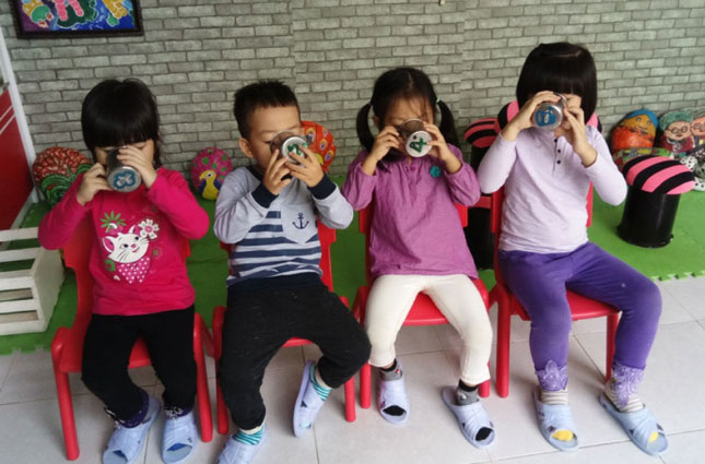 Uống sữa giúp trẻ có thêm dinh dưỡng phát triển thể chất. TRONG ẢNH: Các bé ở Trường mầm non Bình Minh, quận Hải Châu trong giờ uống sữa.