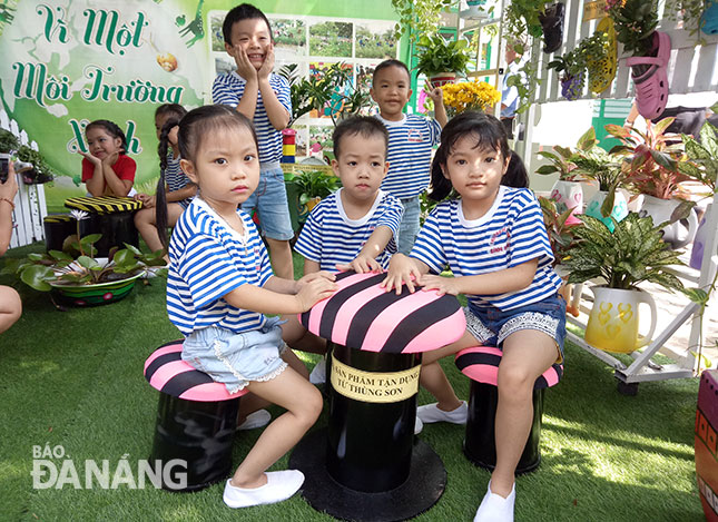 Uống sữa giúp trẻ có thêm dinh dưỡng phát triển thể chất. TRONG ẢNH: Các bé ở Trường mầm non Bình Minh, quận Hải Châu trong giờ hoạt động ngoại khóa.  												  Ảnh: PHƯƠNG TRÀ