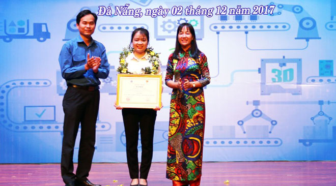 Bà Vũ Thị Bích Hậu, Phó Giám đốc Sở KH&CN và ông Nguyễn Duy Minh, Bí thư Thành Đoàn, Phó Chủ tịch thường trực Hội sinh viên trao giải Nhất cho cuộc thi. 