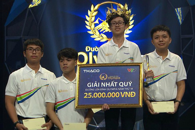  Nhat (2nd right) won the first prize at a recent quarterly competition (Photo: dantri.com.vn)
