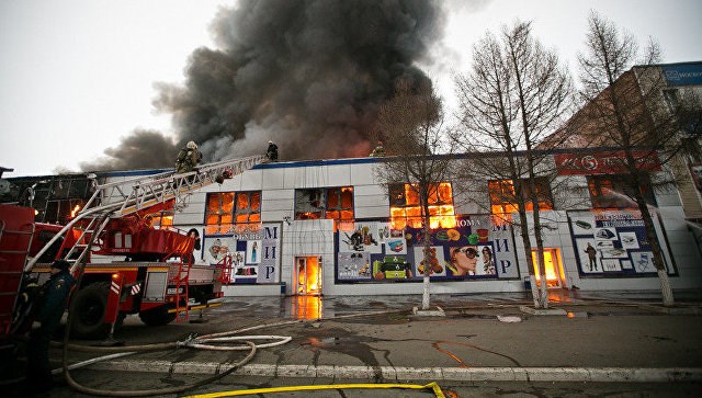 A fire breaks out at the shopping centre Mir on the Avenue of Victory, Orenburg city, Russia, also known as “the mall of Vietnamese”, last weekend. (Photo: ria56.ru)