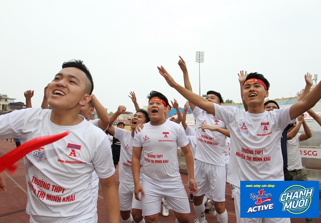 Niềm vui của các cầu thủ trường THPT Nguyễn Thị Minh Khai sau khi giành chiến thắng trên chấm luân lưu