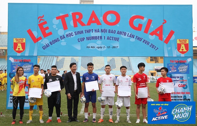 Vũ Phương Thanh cùng địa diện BTC trao giải cá nhân cho các cầu thủ