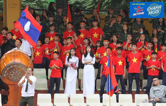 Các CĐV tạo sự cuồng nhiệt cho trận chung kết, cổ vũ cầu thủ người Lào - Măng Còn của THPT Trần Quốc Tuấn.