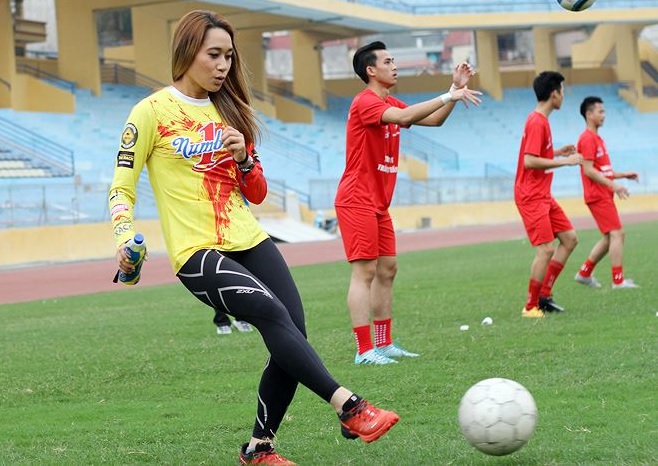 Thanh Vũ khởi động cùng với các cầu thủ trước trận đấu.
