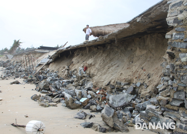 :   Sóng biển đánh vỡ bờ kè xây bằng đá hộc của khu nghỉ dưỡng Centara.