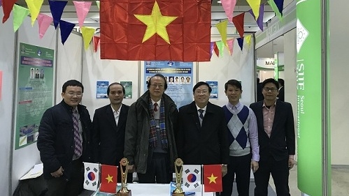 Vietnamese engineers at the fair (Photo: VIFOTEC)
