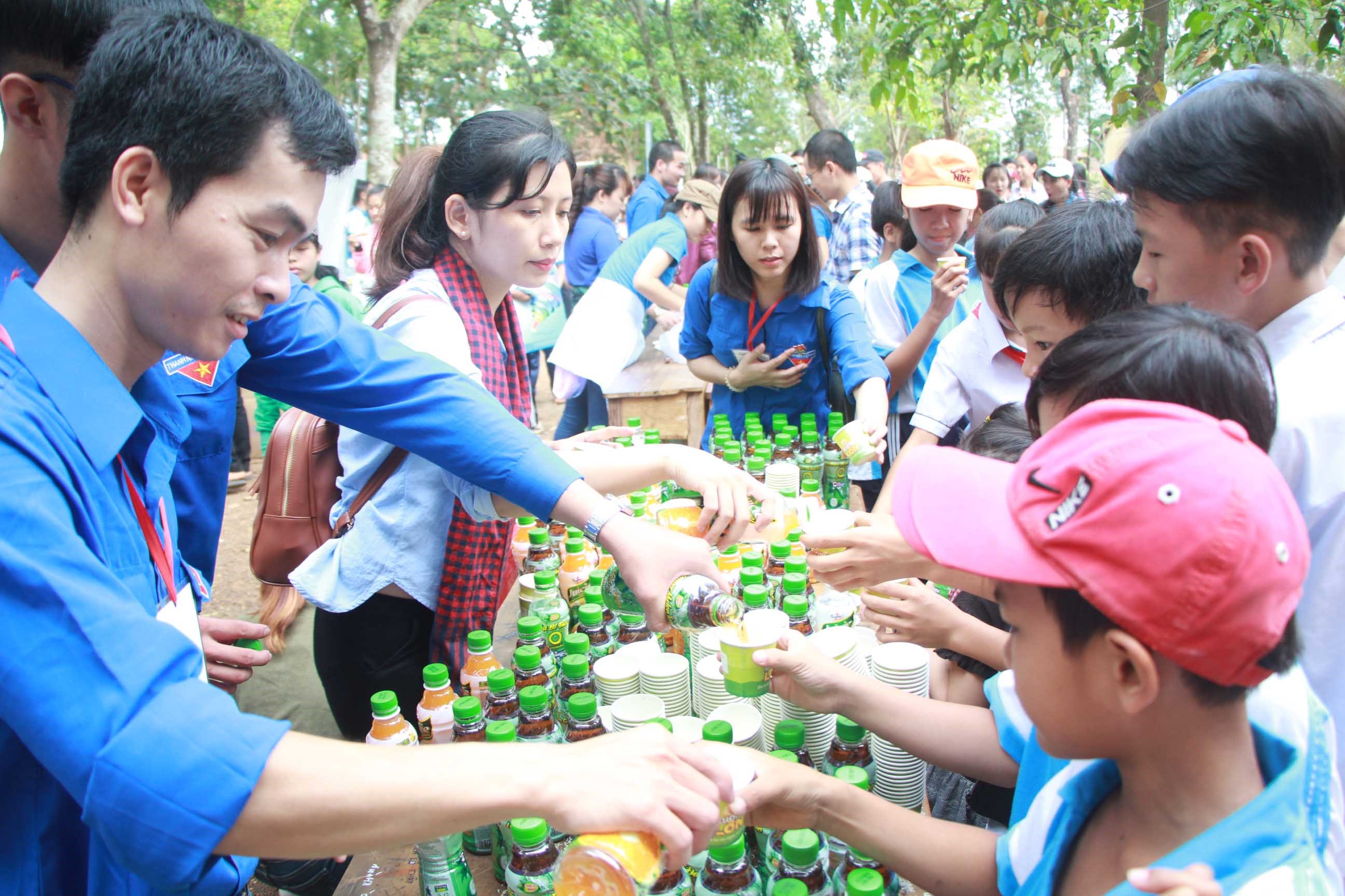 Các tình nguyện viên phục vụ nước uống cho các trẻ em nghèo vùng biên