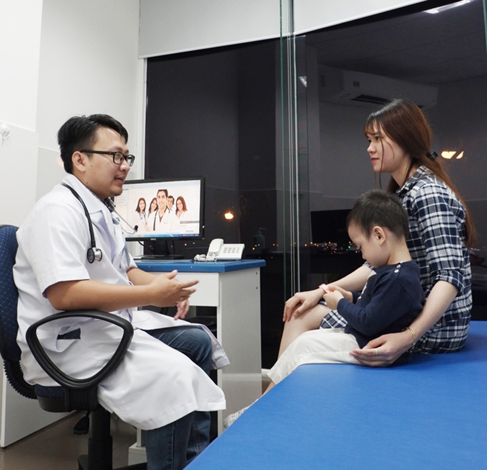 Thạc sĩ - bác sĩ Nguyễn Đình Tuấn khám bệnh và tư vấn cho bệnh nhân nhi. 