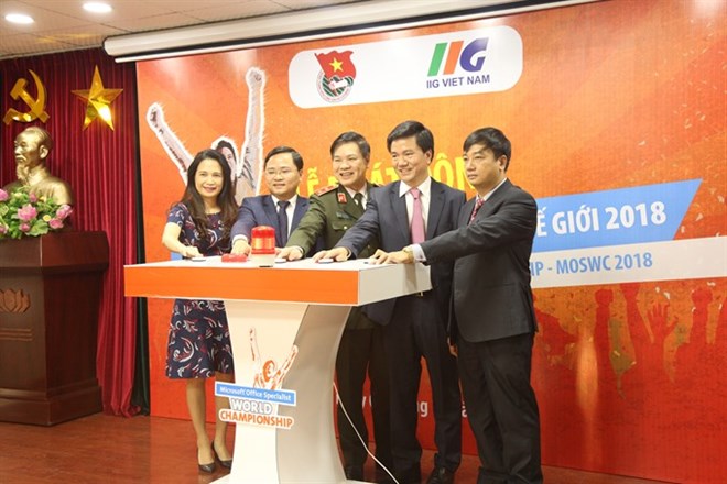 Nguyen Anh Tuan, secretary of the executive board of the Ho Chi Minh Central Youth Union (second left) and other representatives press buttons to launch the Microsoft Office Specialist World Championship 2018 in Vietnam (Photo: VNA)