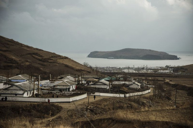 Nhiếp ảnh gia Ed Jones của hãng thông tấn AFP đã có chuyến đi tới vùng đông bắc Triều Tiên vào cuối tháng 11 vừa qua và chụp lại những khoảnh khắc ấn tượng về cuộc sống của người dân ở khu vực này. Hiện 50% dân số Triều Tiên sống ở các vùng nông thôn.