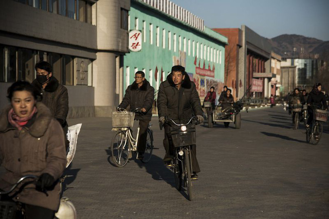 Xe ô tô là phương tiện hiếm hoi ở các vùng nông thôn Triều Tiên. Tại đây, đa phần người dân sử dụng xe đạp.