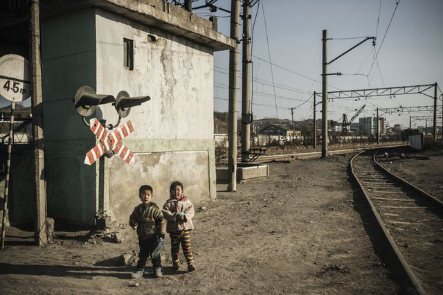 Trẻ em Triều Tiên vui chơi cạnh đường tàu.