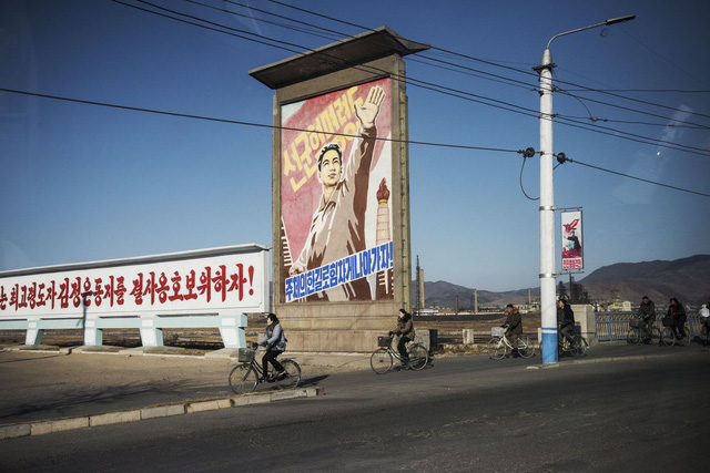 Không chỉ có ở các thành phố lớn, các biểu ngữ tuyên truyền cũng xuất hiện ở các vùng nông thôn của Triều Tiên.
