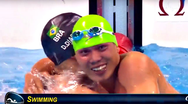 Võ Thanh Tùng (phải) được Dias Daniel (Brazil, trái) chúc mừng khi cả hai chia nhau vị trí nhất, nhì trên đường bơi 50 mét tự do nam (hạng thương tật S5).(Ảnh chụp qua màn hình)