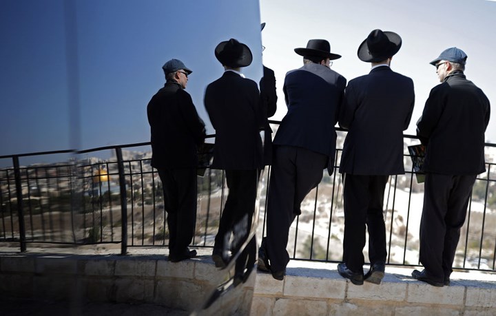 Một nhóm Do thái dòng Haredi tại Jerusalem. Ảnh: AFP