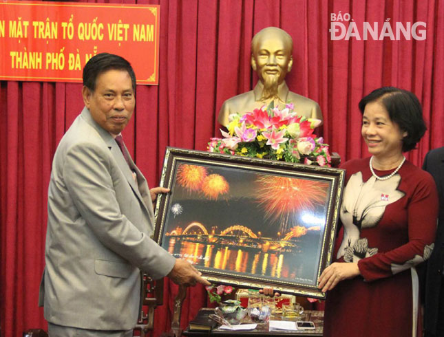 Chairwoman Lien (right) presenting a memento to Mr Nha Nhem Valy
