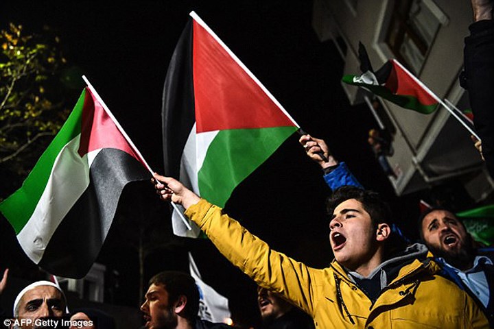 Quốc kỳ Palestine trên tay người biểu tình phản đối Mỹ công nhận Jerusalem là thủ đô của Israel. Ảnh: AFP/Getty.