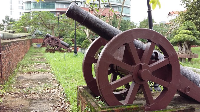 Boom: A cannon set near the front wall of the Điện Hải Citadel in Đà Nẵng. — VNS Photo Công Thành Read more at http://vietnamnews.vn/life-style/418937/old-citadel-to-be-recognised-as-national-special-relic.html#4kFSeIgHGUexTw0V.99