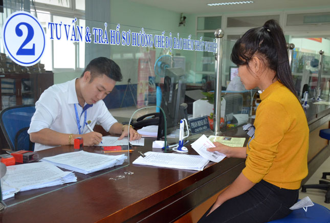 Người lao động tìm đến Trung tâm Dịch vụ việc làm thành phố Đà Nẵng để được tư vấn hưởng chế độ bảo hiểm thất nghiệp và giới thiệu việc làm.  Ảnh: Đ.L