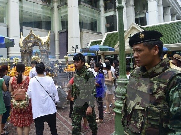 Thai police patrol around the Erawan Shrine in Bangkok. (Photo: AFP/VNA)