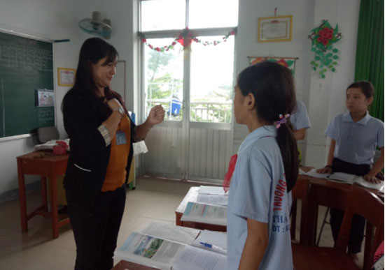 Cô Nguyễn Thị Hồng Thu đang “nói” với các em khiếm thính bằng ngôn ngữ ký hiệu.