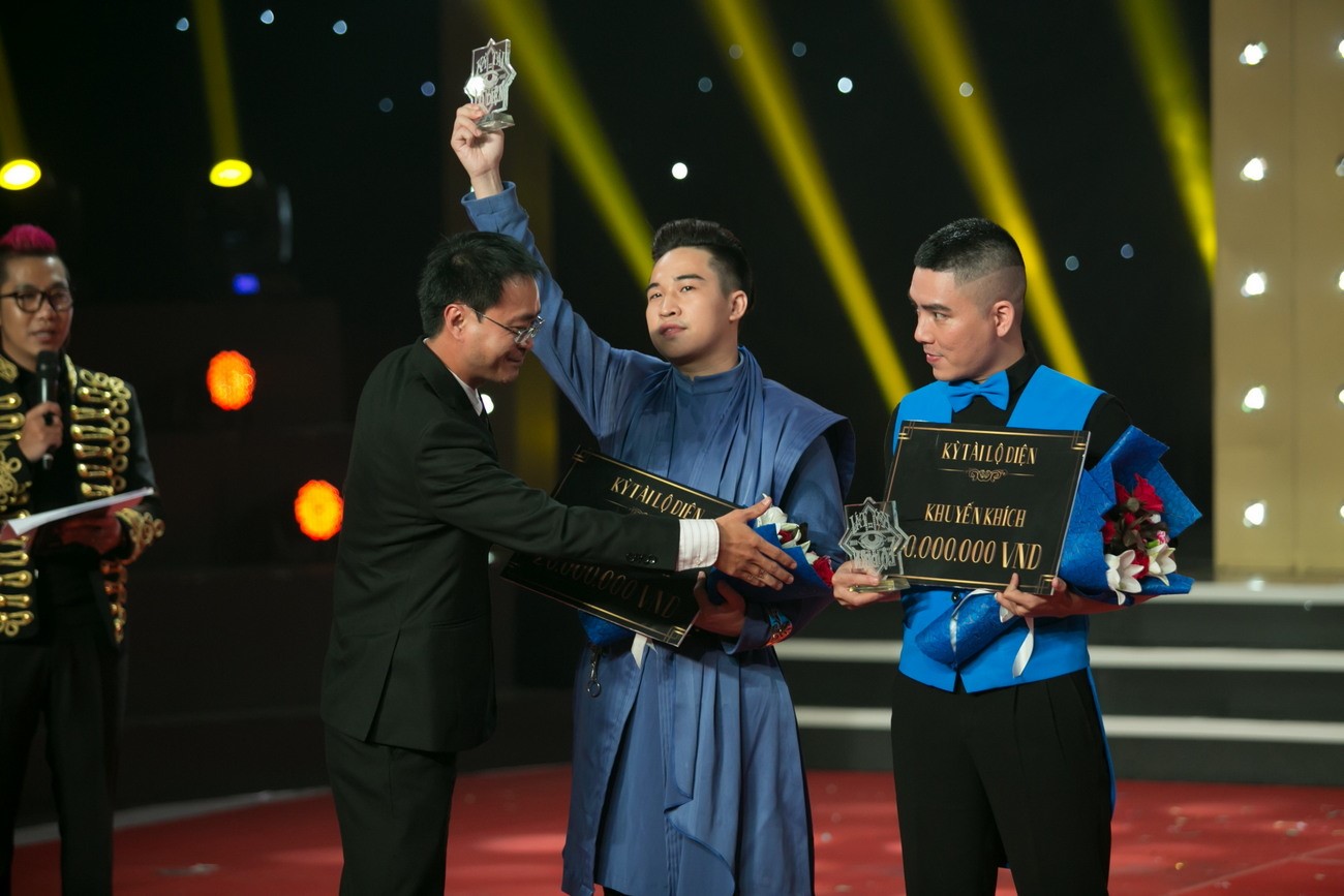 Ảo thuật gia Ricky Nguyễn và Việt Duy nhận giải Ba từ ông Lê Nguyễn Đức Khôi