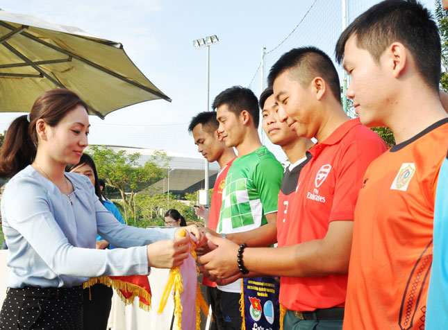 Chị Phan Thị Thanh Hiền, Phó Chủ tịch Hội Liên hiệp Thanh niên thành phố tặng cờ lưu niệm cho các đơn vị tham dự giải.