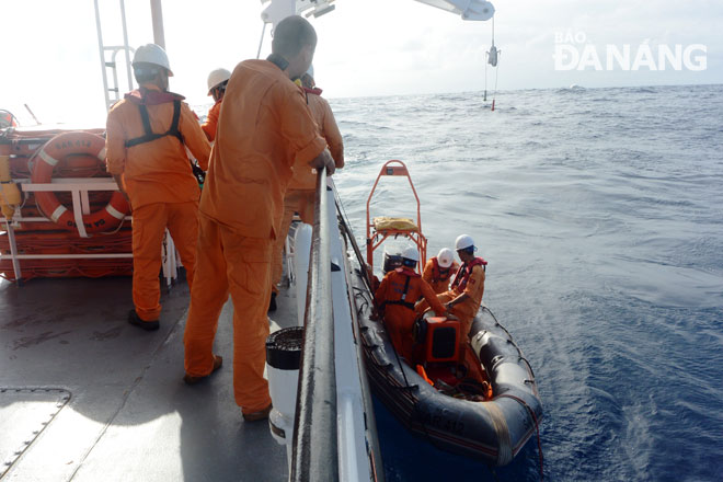 Triển khai phương án cứu 7 ngư dân bị chìm