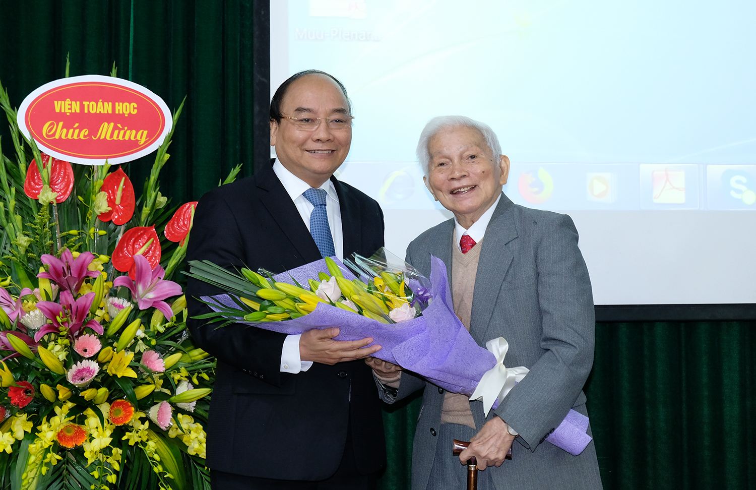 Thủ tướng Nguyễn Xuân Phúc chúc mừng sinh nhật và những đóng góp của GS. Hoàng Tụy cho nền toán học Việt Nam. Ảnh: VGP/Quang Hiếu