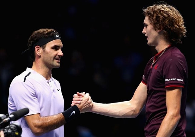 Alexander Zverev (phải) bắt tay thần tượng Roger Federer.  (Ảnh Internet)